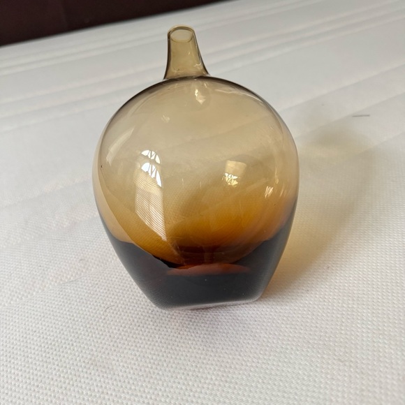 Elegant Amber Glass Vase - Picture 2 of 4